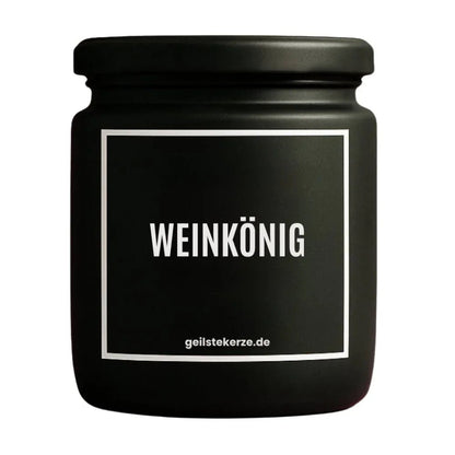Duftkerze mit Spruch von geilstekerze ist der neue Geschenketrend. Diese witzige Kerze Vegane Bio-Kerze mit Spruch – WEINKÖNIG brennt mega lange sagenhafte 80 Stunde, hochwertige ätherische Öle schaffen beste Duftverteilung. Mit 1400 lustigen Sprüchen perfekt zum Verschenken. Handgemacht in Deutschland von geilstekerze.de -Die beste Duftkerze die du kaufen kannst.