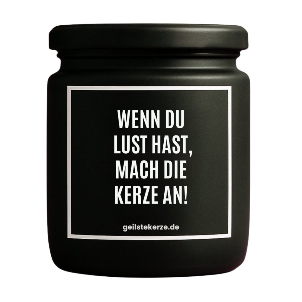 Duftkerze mit Spruch von geilstekerze ist der neue Geschenketrend. Diese witzige Kerze Vegane Bio-Kerze mit Spruch – WENN DU LUST HAST MACH DIE KERZE AN brennt mega lange sagenhafte 80 Stunde, hochwertige ätherische Öle schaffen beste Duftverteilung. Mit 1400 lustigen Sprüchen perfekt zum Verschenken. Handgemacht in Deutschland von geilstekerze.de -Die beste Duftkerze die du kaufen kannst.