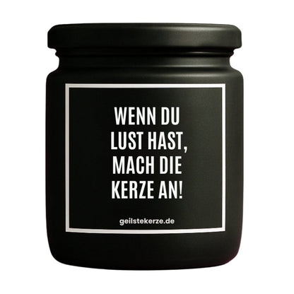Duftkerze mit Spruch von geilstekerze ist der neue Geschenketrend. Diese witzige Kerze Vegane Bio-Kerze mit Spruch – WENN DU LUST HAST MACH DIE KERZE AN brennt mega lange sagenhafte 80 Stunde, hochwertige ätherische Öle schaffen beste Duftverteilung. Mit 1400 lustigen Sprüchen perfekt zum Verschenken. Handgemacht in Deutschland von geilstekerze.de -Die beste Duftkerze die du kaufen kannst.