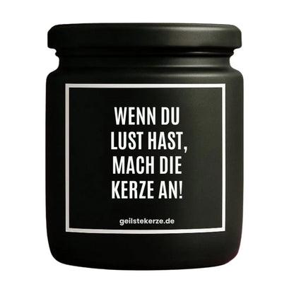 Duftkerze mit Spruch von geilstekerze ist der neue Geschenketrend. Diese witzige Kerze Vegane Bio-Kerze mit Spruch – WENN DU LUST HAST MACH DIE KERZE AN brennt mega lange sagenhafte 80 Stunde, hochwertige ätherische Öle schaffen beste Duftverteilung. Mit 1400 lustigen Sprüchen perfekt zum Verschenken. Handgemacht in Deutschland von geilstekerze.de -Die beste Duftkerze die du kaufen kannst.
