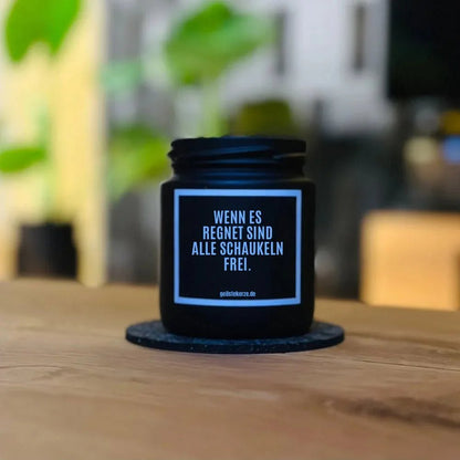 Duftkerze mit Spruch von geilstekerze ist der neue Geschenketrend. Diese witzige Kerze Vegane Bio-Kerze mit Spruch – WENN ES REGNET SIND ALLE SCHAUKELN FREI brennt mega lange sagenhafte 80 Stunde, hochwertige ätherische Öle schaffen beste Duftverteilung. Mit 1400 lustigen Sprüchen perfekt zum Verschenken. Handgemacht in Deutschland von geilstekerze.de -Die beste Duftkerze die du kaufen kannst.