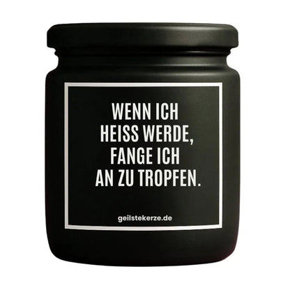 Duftkerze mit Spruch von geilstekerze ist der neue Geschenketrend. Diese witzige Kerze Vegane Bio-Kerze mit Spruch – WENN ICH HEISS WERDE, FANGE ICH AN ZU TROPFEN. brennt mega lange sagenhafte 80 Stunde, hochwertige ätherische Öle schaffen beste Duftverteilung. Mit 1400 lustigen Sprüchen perfekt zum Verschenken. Handgemacht in Deutschland von geilstekerze.de -Die beste Duftkerze die du kaufen kannst.