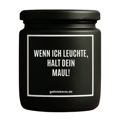 Duftkerze mit Spruch von geilstekerze ist der neue Geschenketrend. Diese witzige Kerze Vegane Bio-Kerze mit Spruch – WENN ICH LEUCHTE, HALT DEIN MAUL! brennt mega lange sagenhafte 80 Stunde, hochwertige ätherische Öle schaffen beste Duftverteilung. Mit 1400 lustigen Sprüchen perfekt zum Verschenken. Handgemacht in Deutschland von geilstekerze.de -Die beste Duftkerze die du kaufen kannst.