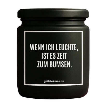 Duftkerze mit Spruch von geilstekerze ist der neue Geschenketrend. Diese witzige Kerze Vegane Bio-Kerze mit Spruch – WENN ICH LEUCHTE, IST ES ZEIT ZUM BUMSEN. brennt mega lange sagenhafte 80 Stunde, hochwertige ätherische Öle schaffen beste Duftverteilung. Mit 1400 lustigen Sprüchen perfekt zum Verschenken. Handgemacht in Deutschland von geilstekerze.de -Die beste Duftkerze die du kaufen kannst.