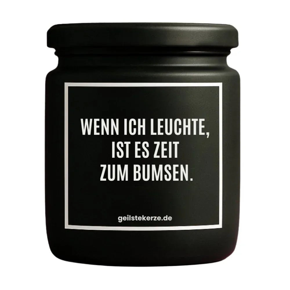 Duftkerze mit Spruch von geilstekerze ist der neue Geschenketrend. Diese witzige Kerze Vegane Bio-Kerze mit Spruch – WENN ICH LEUCHTE, IST ES ZEIT ZUM BUMSEN. brennt mega lange sagenhafte 80 Stunde, hochwertige ätherische Öle schaffen beste Duftverteilung. Mit 1400 lustigen Sprüchen perfekt zum Verschenken. Handgemacht in Deutschland von geilstekerze.de -Die beste Duftkerze die du kaufen kannst.