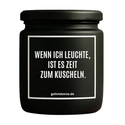 Duftkerze mit Spruch von geilstekerze ist der neue Geschenketrend. Diese witzige Kerze Vegane Bio-Kerze mit Spruch – WENN ICH LEUCHTE, IST ES ZEIT ZUM KUSCHELN. brennt mega lange sagenhafte 80 Stunde, hochwertige ätherische Öle schaffen beste Duftverteilung. Mit 1400 lustigen Sprüchen perfekt zum Verschenken. Handgemacht in Deutschland von geilstekerze.de -Die beste Duftkerze die du kaufen kannst.