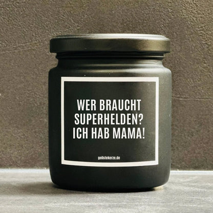 Duftkerze mit Spruch von geilstekerze ist der neue Geschenketrend. Diese witzige Kerze Vegane Bio-Kerze mit Spruch – WER BRAUCHT SUPERHELDEN? ICH HAB MAMA brennt mega lange sagenhafte 80 Stunde, hochwertige ätherische Öle schaffen beste Duftverteilung. Mit 1400 lustigen Sprüchen perfekt zum Verschenken. Handgemacht in Deutschland von geilstekerze.de -Die beste Duftkerze die du kaufen kannst.