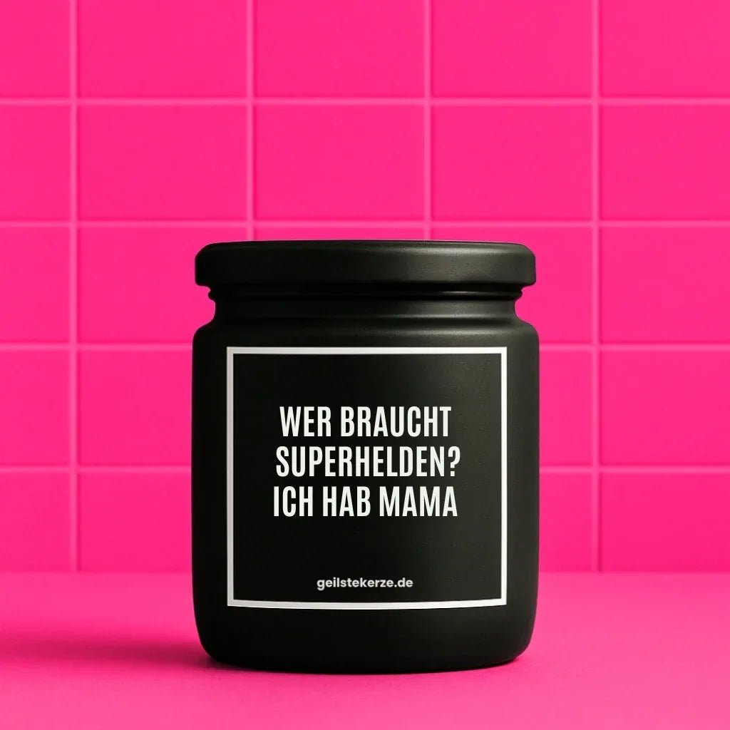 Duftkerze mit Spruch von geilstekerze ist der neue Geschenketrend. Diese witzige Kerze Vegane Bio-Kerze mit Spruch – WER BRAUCHT SUPERHELDEN? ICH HAB MAMA brennt mega lange sagenhafte 80 Stunde, hochwertige ätherische Öle schaffen beste Duftverteilung. Mit 1400 lustigen Sprüchen perfekt zum Verschenken. Handgemacht in Deutschland von geilstekerze.de -Die beste Duftkerze die du kaufen kannst.