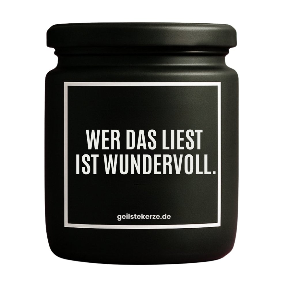 Duftkerze mit Spruch von geilstekerze ist der neue Geschenketrend. Diese witzige Kerze Vegane Bio-Kerze mit Spruch – WER DAS LIEST IST WUNDERVOLL. brennt mega lange sagenhafte 80 Stunde, hochwertige ätherische Öle schaffen beste Duftverteilung. Mit 1400 lustigen Sprüchen perfekt zum Verschenken. Handgemacht in Deutschland von geilstekerze.de -Die beste Duftkerze die du kaufen kannst.