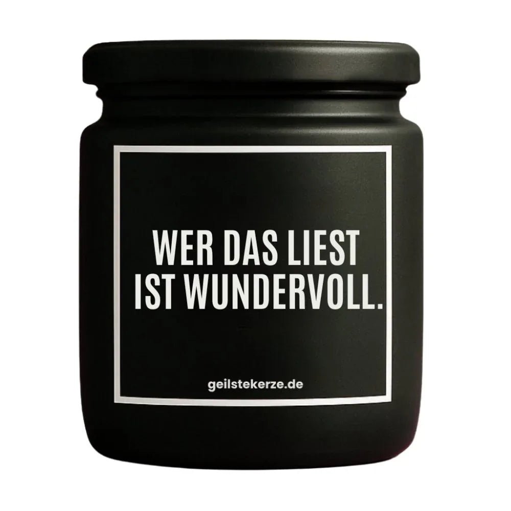 Duftkerze mit Spruch von geilstekerze ist der neue Geschenketrend. Diese witzige Kerze Vegane Bio-Kerze mit Spruch – WER DAS LIEST IST WUNDERVOLL. brennt mega lange sagenhafte 80 Stunde, hochwertige ätherische Öle schaffen beste Duftverteilung. Mit 1400 lustigen Sprüchen perfekt zum Verschenken. Handgemacht in Deutschland von geilstekerze.de -Die beste Duftkerze die du kaufen kannst.
