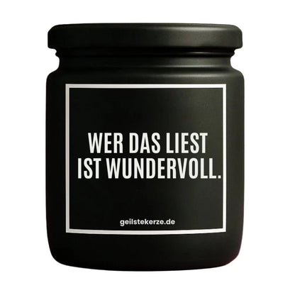Duftkerze mit Spruch von geilstekerze ist der neue Geschenketrend. Diese witzige Kerze Vegane Bio-Kerze mit Spruch – WER DAS LIEST IST WUNDERVOLL. brennt mega lange sagenhafte 80 Stunde, hochwertige ätherische Öle schaffen beste Duftverteilung. Mit 1400 lustigen Sprüchen perfekt zum Verschenken. Handgemacht in Deutschland von geilstekerze.de -Die beste Duftkerze die du kaufen kannst.