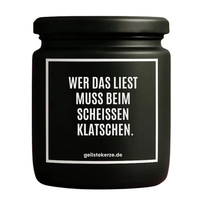 Duftkerze mit Spruch von geilstekerze ist der neue Geschenketrend. Diese witzige Kerze Vegane Bio-Kerze mit Spruch – WER DAS LIEST MUSS BEIM SCHEISSEN KLATSCHEN. brennt mega lange sagenhafte 80 Stunde, hochwertige ätherische Öle schaffen beste Duftverteilung. Mit 1400 lustigen Sprüchen perfekt zum Verschenken. Handgemacht in Deutschland von geilstekerze.de -Die beste Duftkerze die du kaufen kannst.