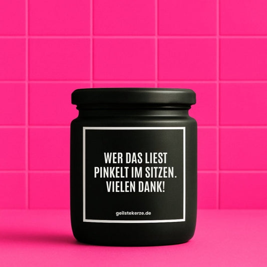 Duftkerze mit Spruch von geilstekerze ist der neue Geschenketrend. Diese witzige Kerze Vegane Bio-Kerze mit Spruch – WER DAS LIEST PINKELT IM SITZEN. VIELEN DANK! brennt mega lange sagenhafte 80 Stunde, hochwertige ätherische Öle schaffen beste Duftverteilung. Mit 1400 lustigen Sprüchen perfekt zum Verschenken. Handgemacht in Deutschland von geilstekerze.de -Die beste Duftkerze die du kaufen kannst.