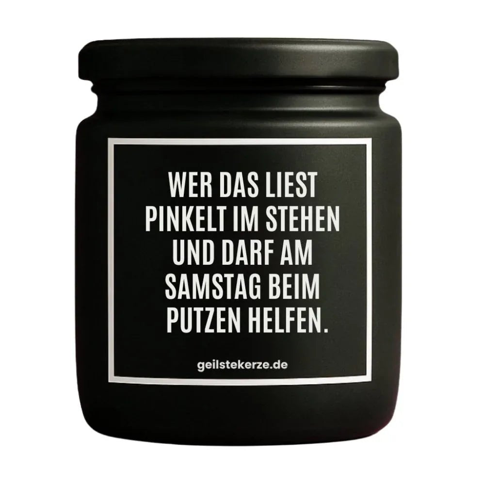 Vegane Bio-Kerze mit Spruch – WER DAS LIEST PINKELT IM STEHEN UND DARF AM SAMSTAG BEIM PUTZEN HELFEN.