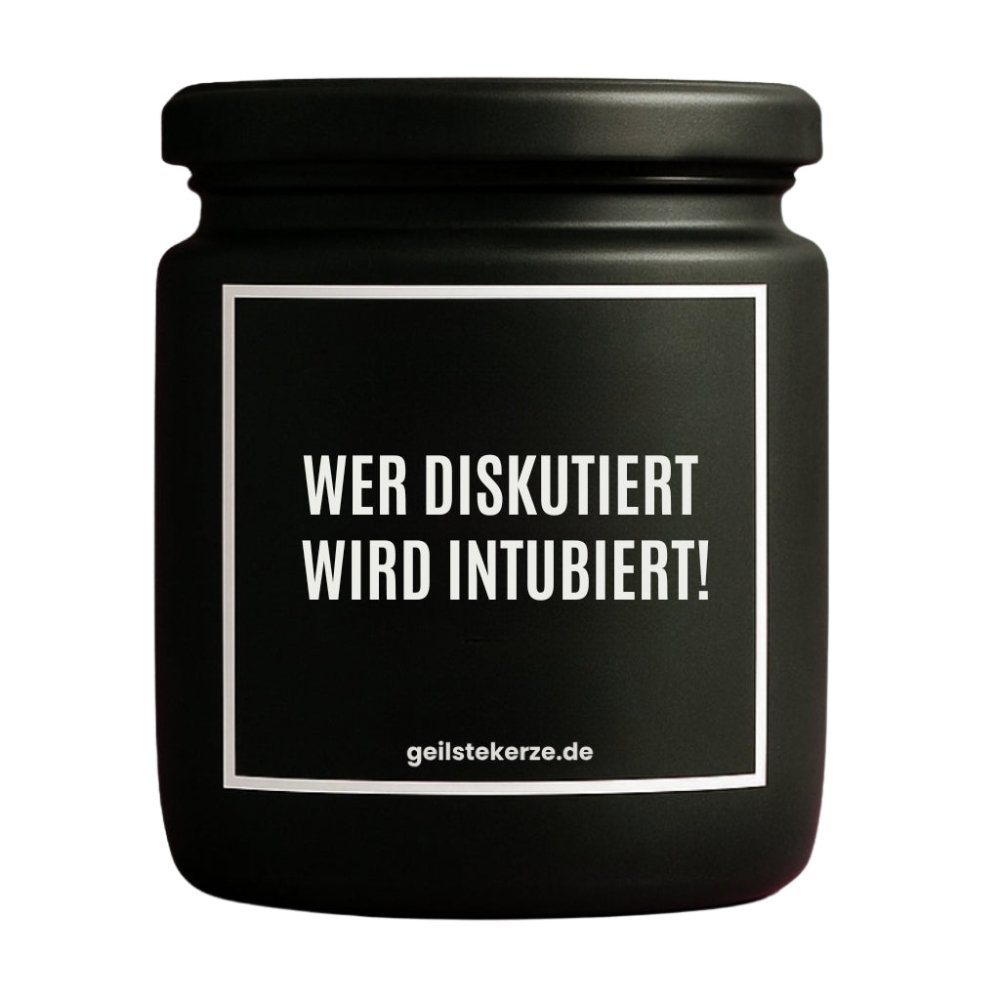 Duftkerze mit Spruch von geilstekerze ist der neue Geschenketrend. Diese witzige Kerze Vegane Bio-Kerze mit Spruch – WER DISKUTIERT WIRD INTUBIERT! brennt mega lange sagenhafte 80 Stunde, hochwertige ätherische Öle schaffen beste Duftverteilung. Mit 1400 lustigen Sprüchen perfekt zum Verschenken. Handgemacht in Deutschland von geilstekerze.de -Die beste Duftkerze die du kaufen kannst.