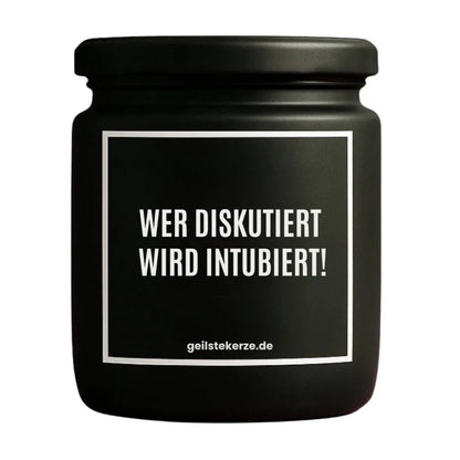 Duftkerze mit Spruch von geilstekerze ist der neue Geschenketrend. Diese witzige Kerze Vegane Bio-Kerze mit Spruch – WER DISKUTIERT WIRD INTUBIERT! brennt mega lange sagenhafte 80 Stunde, hochwertige ätherische Öle schaffen beste Duftverteilung. Mit 1400 lustigen Sprüchen perfekt zum Verschenken. Handgemacht in Deutschland von geilstekerze.de -Die beste Duftkerze die du kaufen kannst.