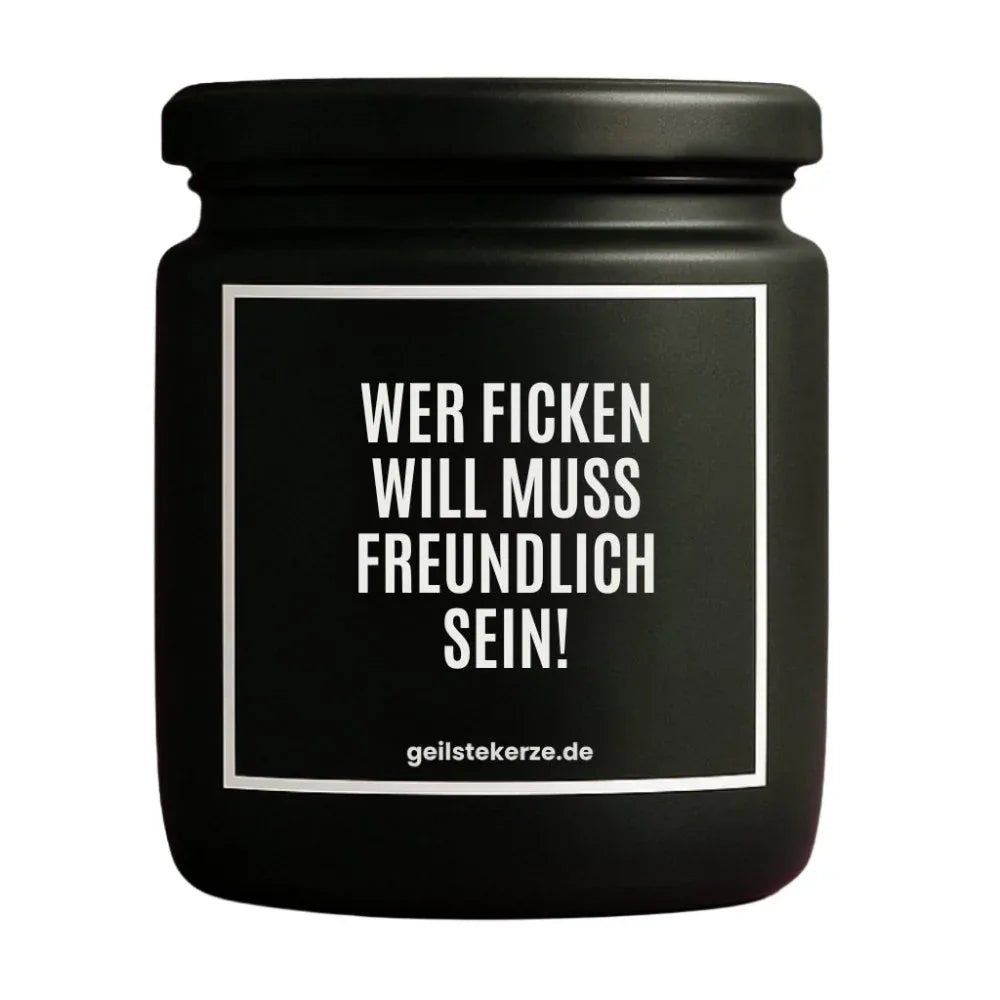 Duftkerze mit Spruch von geilstekerze ist der neue Geschenketrend. Diese witzige Kerze Vegane Bio-Kerze mit Spruch – WER FICKEN WILL MUSS FREUNDLICH SEIN! brennt mega lange sagenhafte 80 Stunde, hochwertige ätherische Öle schaffen beste Duftverteilung. Mit 1400 lustigen Sprüchen perfekt zum Verschenken. Handgemacht in Deutschland von geilstekerze.de -Die beste Duftkerze die du kaufen kannst.