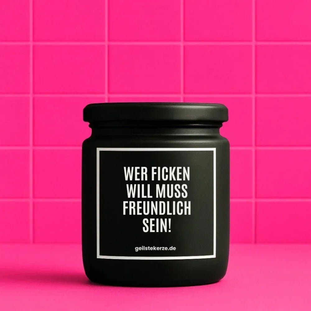 Duftkerze mit Spruch von geilstekerze ist der neue Geschenketrend. Diese witzige Kerze Vegane Bio-Kerze mit Spruch – WER FICKEN WILL MUSS FREUNDLICH SEIN! brennt mega lange sagenhafte 80 Stunde, hochwertige ätherische Öle schaffen beste Duftverteilung. Mit 1400 lustigen Sprüchen perfekt zum Verschenken. Handgemacht in Deutschland von geilstekerze.de -Die beste Duftkerze die du kaufen kannst.