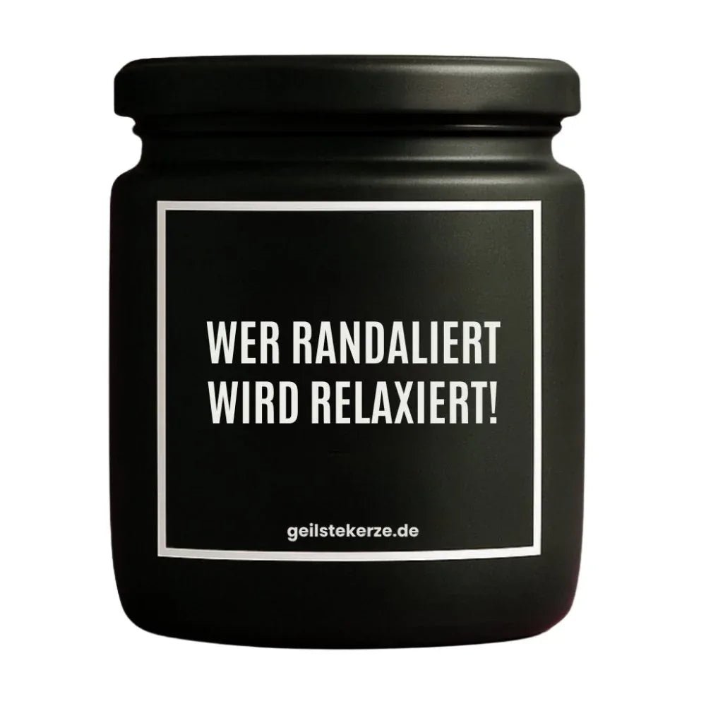 Duftkerze mit Spruch von geilstekerze ist der neue Geschenketrend. Diese witzige Kerze Vegane Bio-Kerze mit Spruch – WER RANDALIERT WIRD RELAXIERT! brennt mega lange sagenhafte 80 Stunde, hochwertige ätherische Öle schaffen beste Duftverteilung. Mit 1400 lustigen Sprüchen perfekt zum Verschenken. Handgemacht in Deutschland von geilstekerze.de -Die beste Duftkerze die du kaufen kannst.