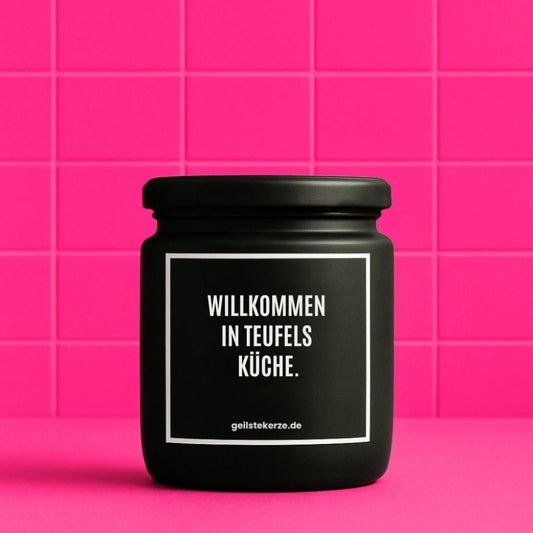 Duftkerze mit Spruch von geilstekerze ist der neue Geschenketrend. Diese witzige Kerze Vegane Bio-Kerze mit Spruch – WILLKOMMEN IN TEUFELS KÜCHE. brennt mega lange sagenhafte 80 Stunde, hochwertige ätherische Öle schaffen beste Duftverteilung. Mit 1400 lustigen Sprüchen perfekt zum Verschenken. Handgemacht in Deutschland von geilstekerze.de -Die beste Duftkerze die du kaufen kannst.
