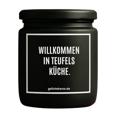 Duftkerze mit Spruch von geilstekerze ist der neue Geschenketrend. Diese witzige Kerze Vegane Bio-Kerze mit Spruch – WILLKOMMEN IN TEUFELS KÜCHE. brennt mega lange sagenhafte 80 Stunde, hochwertige ätherische Öle schaffen beste Duftverteilung. Mit 1400 lustigen Sprüchen perfekt zum Verschenken. Handgemacht in Deutschland von geilstekerze.de -Die beste Duftkerze die du kaufen kannst.