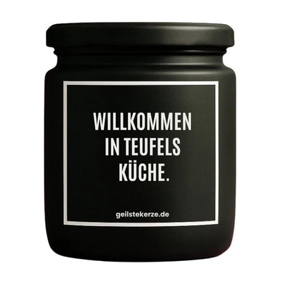 Duftkerze mit Spruch von geilstekerze ist der neue Geschenketrend. Diese witzige Kerze Vegane Bio-Kerze mit Spruch – WILLKOMMEN IN TEUFELS KÜCHE. brennt mega lange sagenhafte 80 Stunde, hochwertige ätherische Öle schaffen beste Duftverteilung. Mit 1400 lustigen Sprüchen perfekt zum Verschenken. Handgemacht in Deutschland von geilstekerze.de -Die beste Duftkerze die du kaufen kannst.