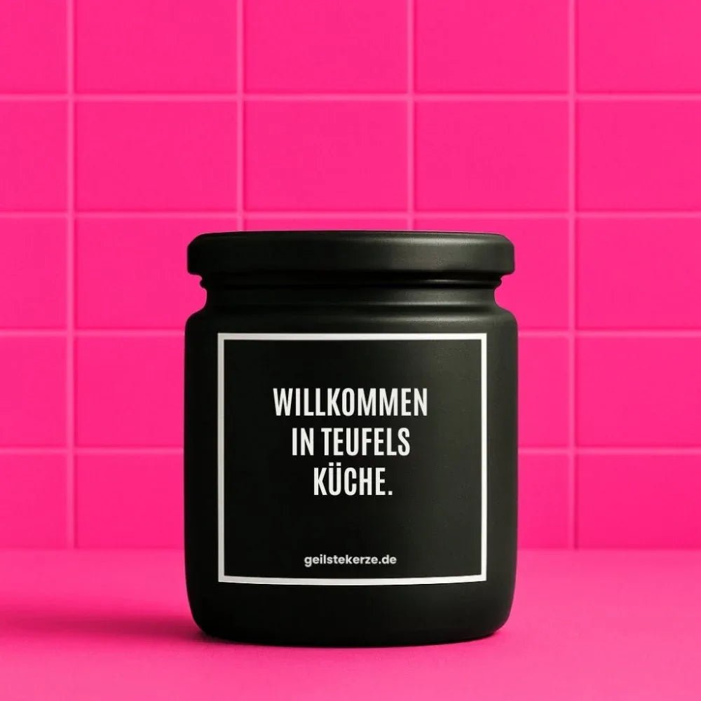 Vegane Bio-Kerze mit Spruch – WILLKOMMEN IN TEUFELS KÜCHE.