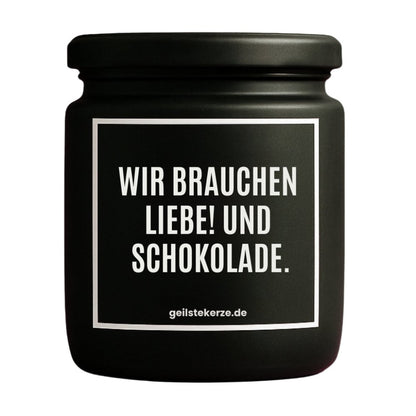 Duftkerze mit Spruch von geilstekerze ist der neue Geschenketrend. Diese witzige Kerze Vegane Bio-Kerze mit Spruch – WIR BRAUCHEN LIEBE! UND SCHOKOLADE. brennt mega lange sagenhafte 80 Stunde, hochwertige ätherische Öle schaffen beste Duftverteilung. Mit 1400 lustigen Sprüchen perfekt zum Verschenken. Handgemacht in Deutschland von geilstekerze.de -Die beste Duftkerze die du kaufen kannst.