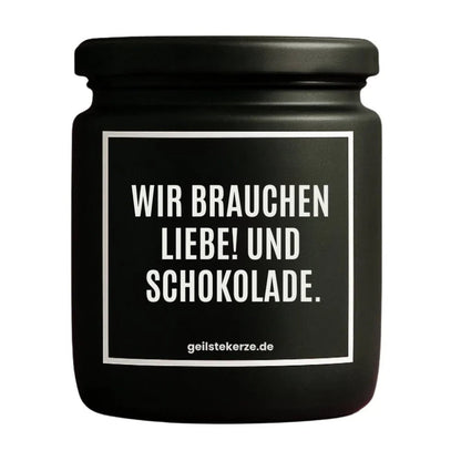WIR BRAUCHEN LIEBE UND SCHOKOLADE Duftkerze Detail – weißes Sojawachs, handgemacht