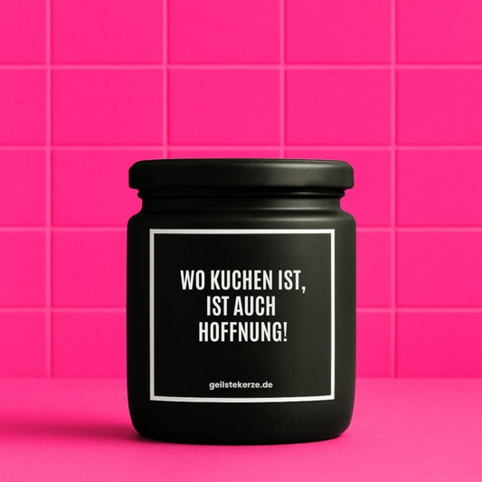 Duftkerze mit Spruch von geilstekerze ist der neue Geschenketrend. Diese witzige Kerze Vegane Bio-Kerze mit Spruch – WO KUCHEN IST, IST AUCH HOFFNUNG! brennt mega lange sagenhafte 80 Stunde, hochwertige ätherische Öle schaffen beste Duftverteilung. Mit 1400 lustigen Sprüchen perfekt zum Verschenken. Handgemacht in Deutschland von geilstekerze.de -Die beste Duftkerze die du kaufen kannst.