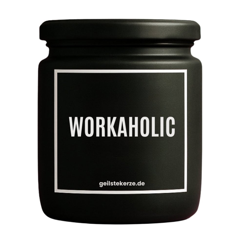 Duftkerze mit Spruch von geilstekerze ist der neue Geschenketrend. Diese witzige Kerze Vegane Bio-Kerze mit Spruch – WORKAHOLIC brennt mega lange sagenhafte 80 Stunde, hochwertige ätherische Öle schaffen beste Duftverteilung. Mit 1400 lustigen Sprüchen perfekt zum Verschenken. Handgemacht in Deutschland von geilstekerze.de -Die beste Duftkerze die du kaufen kannst.