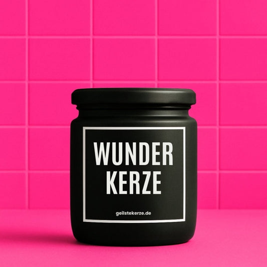 Duftkerze mit Spruch von geilstekerze ist der neue Geschenketrend. Diese witzige Kerze Vegane Bio-Kerze mit Spruch – WUNDERKERZE brennt mega lange sagenhafte 80 Stunde, hochwertige ätherische Öle schaffen beste Duftverteilung. Mit 1400 lustigen Sprüchen perfekt zum Verschenken. Handgemacht in Deutschland von geilstekerze.de -Die beste Duftkerze die du kaufen kannst.