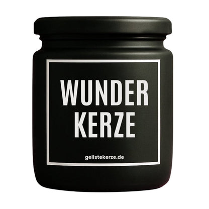 Duftkerze mit Spruch von geilstekerze ist der neue Geschenketrend. Diese witzige Kerze Vegane Bio-Kerze mit Spruch – WUNDERKERZE brennt mega lange sagenhafte 80 Stunde, hochwertige ätherische Öle schaffen beste Duftverteilung. Mit 1400 lustigen Sprüchen perfekt zum Verschenken. Handgemacht in Deutschland von geilstekerze.de -Die beste Duftkerze die du kaufen kannst.