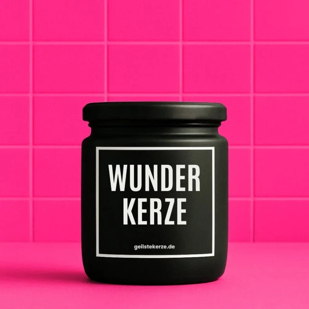 Duftkerze mit Spruch von geilstekerze ist der neue Geschenketrend. Diese witzige Kerze Vegane Bio-Kerze mit Spruch – WUNDERKERZE brennt mega lange sagenhafte 80 Stunde, hochwertige ätherische Öle schaffen beste Duftverteilung. Mit 1400 lustigen Sprüchen perfekt zum Verschenken. Handgemacht in Deutschland von geilstekerze.de -Die beste Duftkerze die du kaufen kannst.