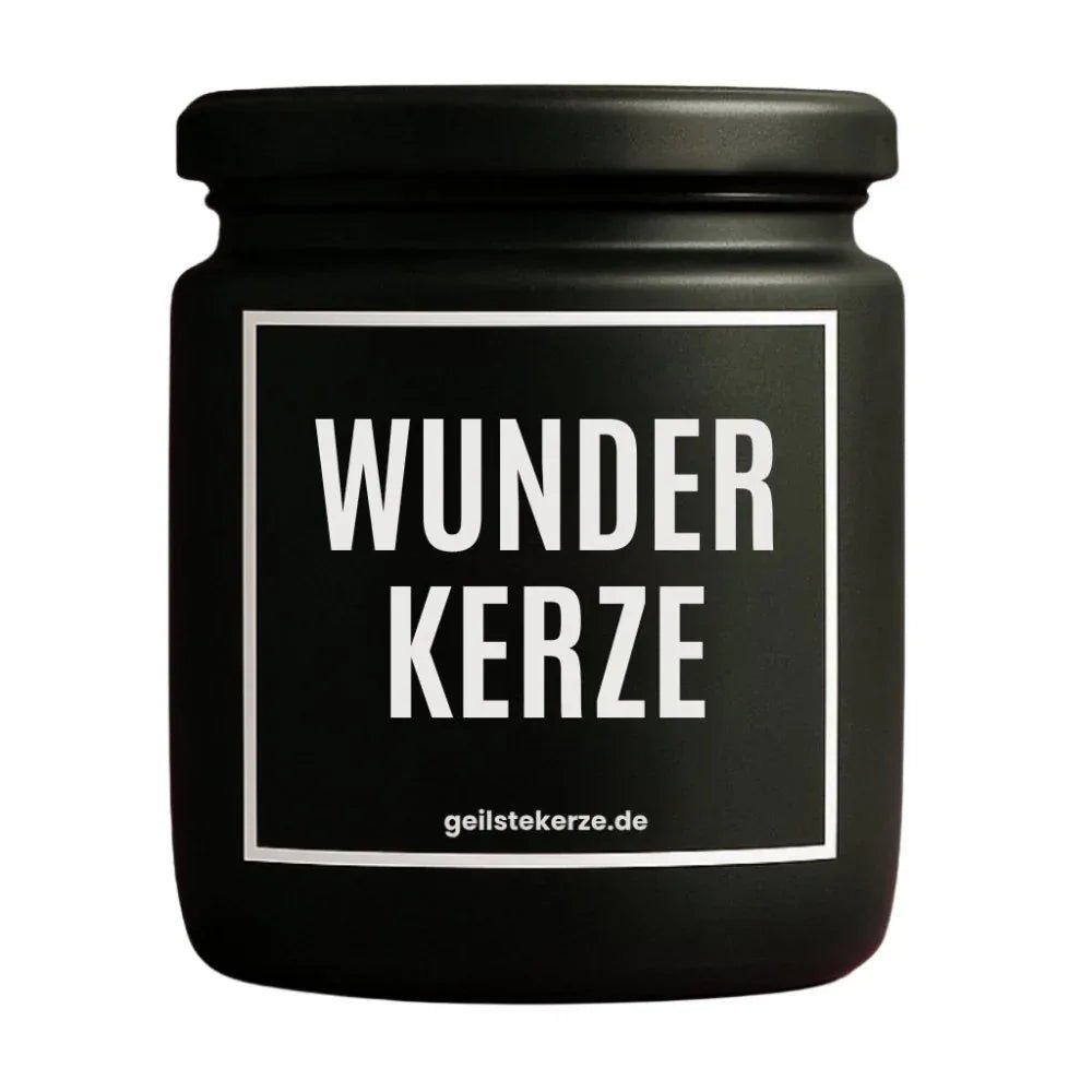 Duftkerze mit Spruch von geilstekerze ist der neue Geschenketrend. Diese witzige Kerze Vegane Bio-Kerze mit Spruch – WUNDERKERZE brennt mega lange sagenhafte 80 Stunde, hochwertige ätherische Öle schaffen beste Duftverteilung. Mit 1400 lustigen Sprüchen perfekt zum Verschenken. Handgemacht in Deutschland von geilstekerze.de -Die beste Duftkerze die du kaufen kannst.