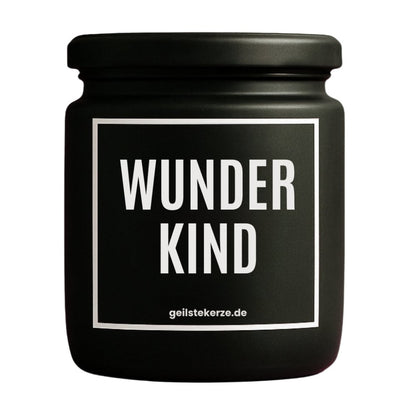 Duftkerze mit Spruch von geilstekerze ist der neue Geschenketrend. Diese witzige Kerze Vegane Bio-Kerze mit Spruch – WUNDERKIND brennt mega lange sagenhafte 80 Stunde, hochwertige ätherische Öle schaffen beste Duftverteilung. Mit 1400 lustigen Sprüchen perfekt zum Verschenken. Handgemacht in Deutschland von geilstekerze.de -Die beste Duftkerze die du kaufen kannst.