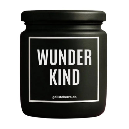 Duftkerze mit Spruch von geilstekerze ist der neue Geschenketrend. Diese witzige Kerze Vegane Bio-Kerze mit Spruch – WUNDERKIND brennt mega lange sagenhafte 80 Stunde, hochwertige ätherische Öle schaffen beste Duftverteilung. Mit 1400 lustigen Sprüchen perfekt zum Verschenken. Handgemacht in Deutschland von geilstekerze.de -Die beste Duftkerze die du kaufen kannst.