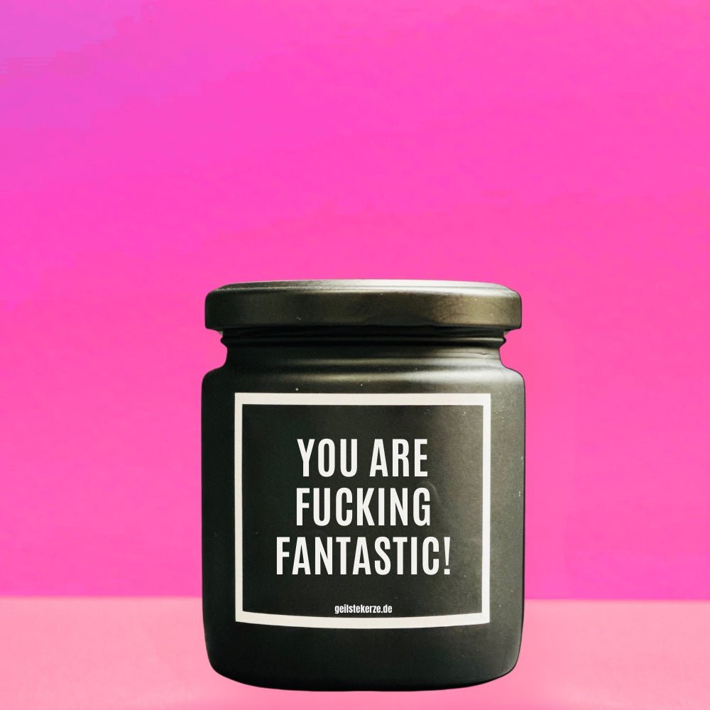 Duftkerze mit Spruch von geilstekerze ist der neue Geschenketrend. Diese witzige Kerze Vegane Bio-Kerze mit Spruch – YOU ARE FUCKING FANTASTIC brennt mega lange sagenhafte 80 Stunde, hochwertige ätherische Öle schaffen beste Duftverteilung. Mit 1400 lustigen Sprüchen perfekt zum Verschenken. Handgemacht in Deutschland von geilstekerze.de -Die beste Duftkerze die du kaufen kannst.