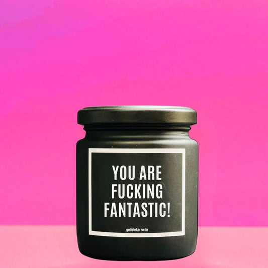 Duftkerze mit Spruch von geilstekerze ist der neue Geschenketrend. Diese witzige Kerze Vegane Bio-Kerze mit Spruch – YOU ARE FUCKING FANTASTIC brennt mega lange sagenhafte 80 Stunde, hochwertige ätherische Öle schaffen beste Duftverteilung. Mit 1400 lustigen Sprüchen perfekt zum Verschenken. Handgemacht in Deutschland von geilstekerze.de -Die beste Duftkerze die du kaufen kannst.