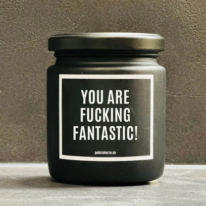 Duftkerze mit Spruch von geilstekerze ist der neue Geschenketrend. Diese witzige Kerze Vegane Bio-Kerze mit Spruch – YOU ARE FUCKING FANTASTIC brennt mega lange sagenhafte 80 Stunde, hochwertige ätherische Öle schaffen beste Duftverteilung. Mit 1400 lustigen Sprüchen perfekt zum Verschenken. Handgemacht in Deutschland von geilstekerze.de -Die beste Duftkerze die du kaufen kannst.