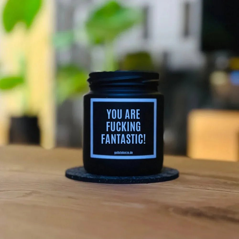 Duftkerze mit Spruch von geilstekerze ist der neue Geschenketrend. Diese witzige Kerze Vegane Bio-Kerze mit Spruch – YOU ARE FUCKING FANTASTIC brennt mega lange sagenhafte 80 Stunde, hochwertige ätherische Öle schaffen beste Duftverteilung. Mit 1400 lustigen Sprüchen perfekt zum Verschenken. Handgemacht in Deutschland von geilstekerze.de -Die beste Duftkerze die du kaufen kannst.
