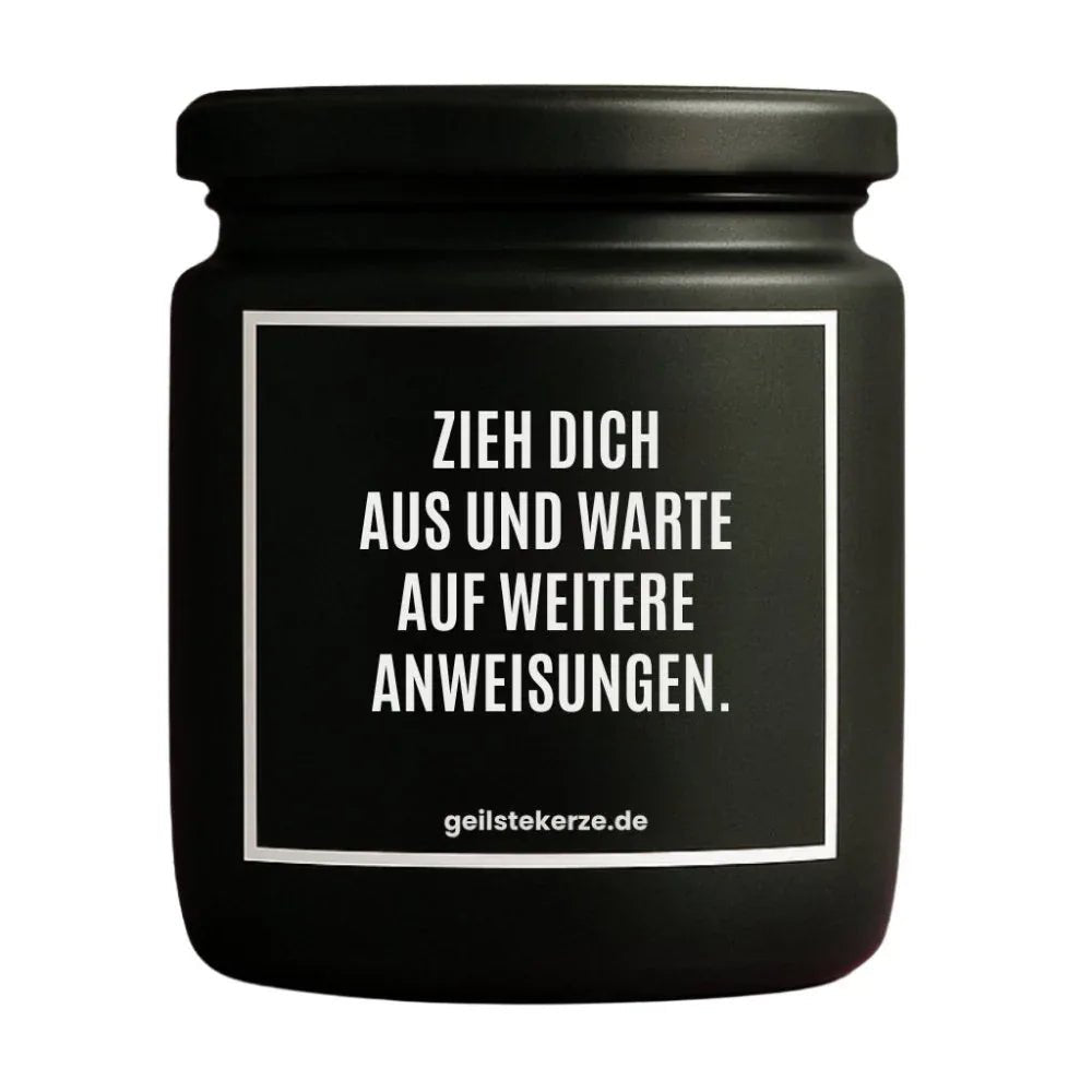 Duftkerze mit Spruch von geilstekerze ist der neue Geschenketrend. Diese witzige Kerze Vegane Bio-Kerze mit Spruch – ZIEH DICH AUS UND WARTE AUF WEITERE ANWEISUNGEN. brennt mega lange sagenhafte 80 Stunde, hochwertige ätherische Öle schaffen beste Duftverteilung. Mit 1400 lustigen Sprüchen perfekt zum Verschenken. Handgemacht in Deutschland von geilstekerze.de -Die beste Duftkerze die du kaufen kannst.