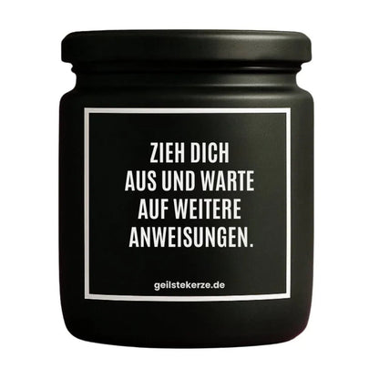 Duftkerze mit Spruch von geilstekerze ist der neue Geschenketrend. Diese witzige Kerze Vegane Bio-Kerze mit Spruch – ZIEH DICH AUS UND WARTE AUF WEITERE ANWEISUNGEN. brennt mega lange sagenhafte 80 Stunde, hochwertige ätherische Öle schaffen beste Duftverteilung. Mit 1400 lustigen Sprüchen perfekt zum Verschenken. Handgemacht in Deutschland von geilstekerze.de -Die beste Duftkerze die du kaufen kannst.