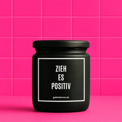 Duftkerze mit Spruch von geilstekerze ist der neue Geschenketrend. Diese witzige Kerze Vegane Bio-Kerze mit Spruch – ZIEH ES POSITIV brennt mega lange sagenhafte 80 Stunde, hochwertige ätherische Öle schaffen beste Duftverteilung. Mit 1400 lustigen Sprüchen perfekt zum Verschenken. Handgemacht in Deutschland von geilstekerze.de -Die beste Duftkerze die du kaufen kannst.