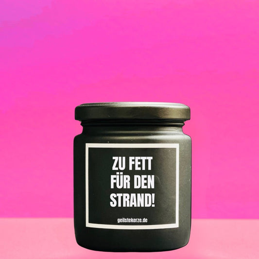 Duftkerze mit Spruch von geilstekerze ist der neue Geschenketrend. Diese witzige Kerze Vegane Bio-Kerze mit Spruch – ZU FETT FÜR DEN STRAND brennt mega lange sagenhafte 80 Stunde, hochwertige ätherische Öle schaffen beste Duftverteilung. Mit 1400 lustigen Sprüchen perfekt zum Verschenken. Handgemacht in Deutschland von geilstekerze.de -Die beste Duftkerze die du kaufen kannst.