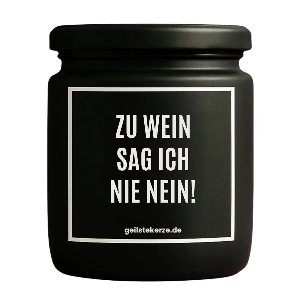 Duftkerze mit Spruch von geilstekerze ist der neue Geschenketrend. Diese witzige Kerze Vegane Bio-Kerze mit Spruch – ZU WEIN SAG ICH NIE NEIN brennt mega lange sagenhafte 80 Stunde, hochwertige ätherische Öle schaffen beste Duftverteilung. Mit 1400 lustigen Sprüchen perfekt zum Verschenken. Handgemacht in Deutschland von geilstekerze.de -Die beste Duftkerze die du kaufen kannst.