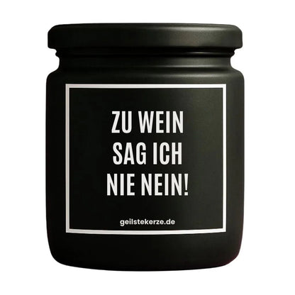 Duftkerze mit Spruch von geilstekerze ist der neue Geschenketrend. Diese witzige Kerze Vegane Bio-Kerze mit Spruch – ZU WEIN SAG ICH NIE NEIN brennt mega lange sagenhafte 80 Stunde, hochwertige ätherische Öle schaffen beste Duftverteilung. Mit 1400 lustigen Sprüchen perfekt zum Verschenken. Handgemacht in Deutschland von geilstekerze.de -Die beste Duftkerze die du kaufen kannst.