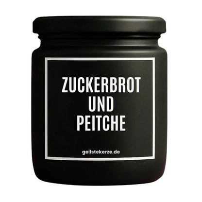 Duftkerze mit Spruch von geilstekerze ist der neue Geschenketrend. Diese witzige Kerze Vegane Bio-Kerze mit Spruch – ZUCKERBROT UND PEITSCHE brennt mega lange sagenhafte 80 Stunde, hochwertige ätherische Öle schaffen beste Duftverteilung. Mit 1400 lustigen Sprüchen perfekt zum Verschenken. Handgemacht in Deutschland von geilstekerze.de -Die beste Duftkerze die du kaufen kannst.