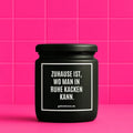 Vegane Bio-Kerze mit Spruch – ZUHAUSE IST, WO MAN IN RUHE KACKEN KANN. – vegane Duftkerze mit Spruch