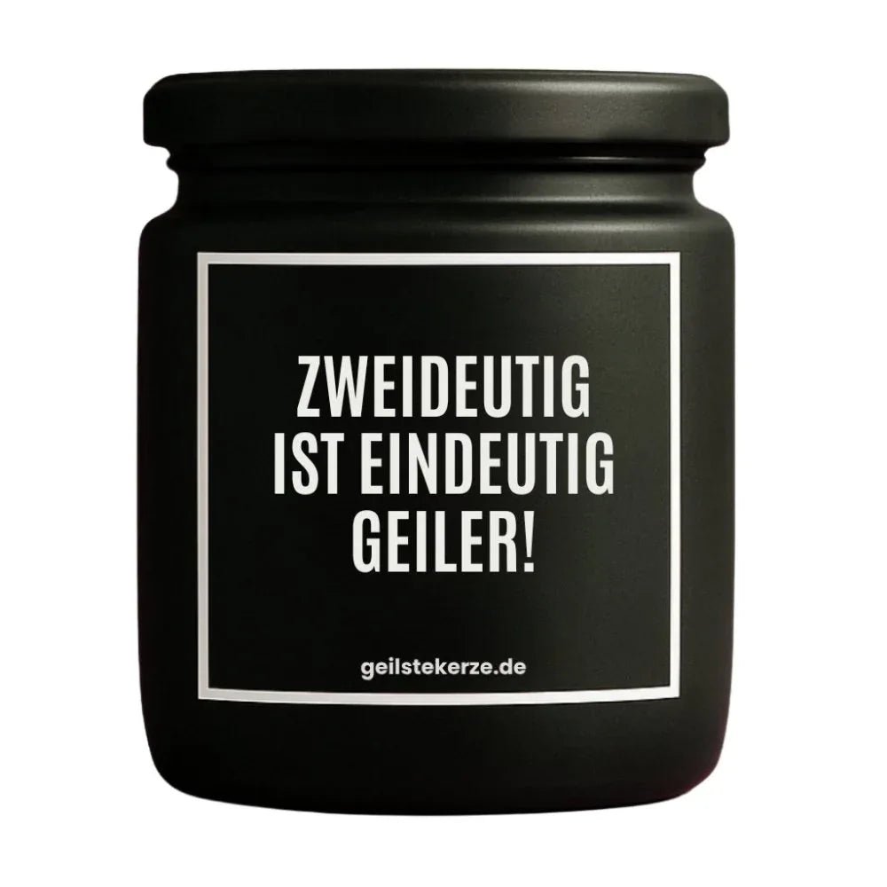 Duftkerze mit Spruch von geilstekerze ist der neue Geschenketrend. Diese witzige Kerze Vegane Bio-Kerze mit Spruch – ZWEIDEUTIG IST EINDEUTIG GEILER! brennt mega lange sagenhafte 80 Stunde, hochwertige ätherische Öle schaffen beste Duftverteilung. Mit 1400 lustigen Sprüchen perfekt zum Verschenken. Handgemacht in Deutschland von geilstekerze.de -Die beste Duftkerze die du kaufen kannst.